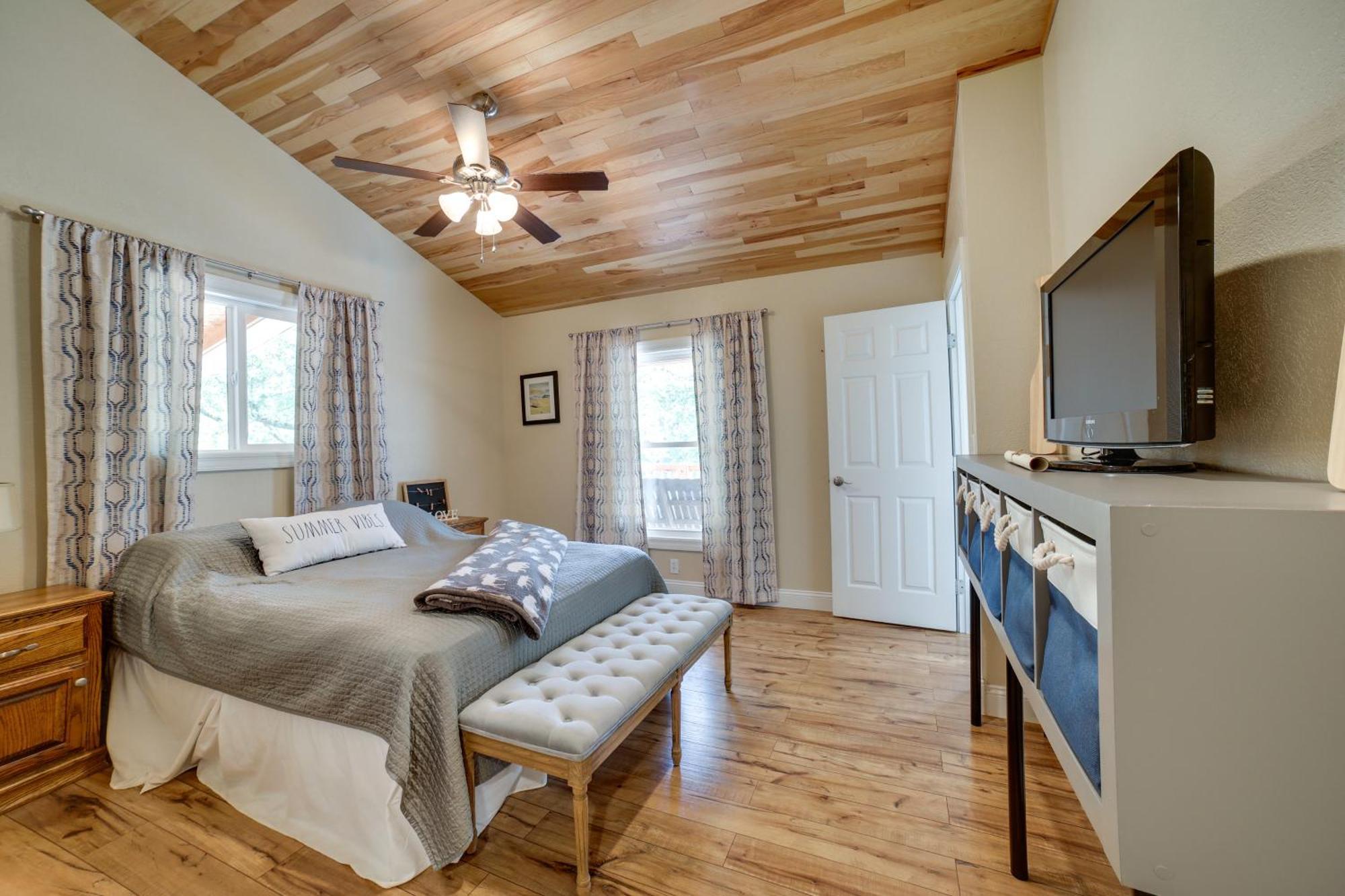 Waterfront Allegheny River Access, Dock Slip Holiday home *