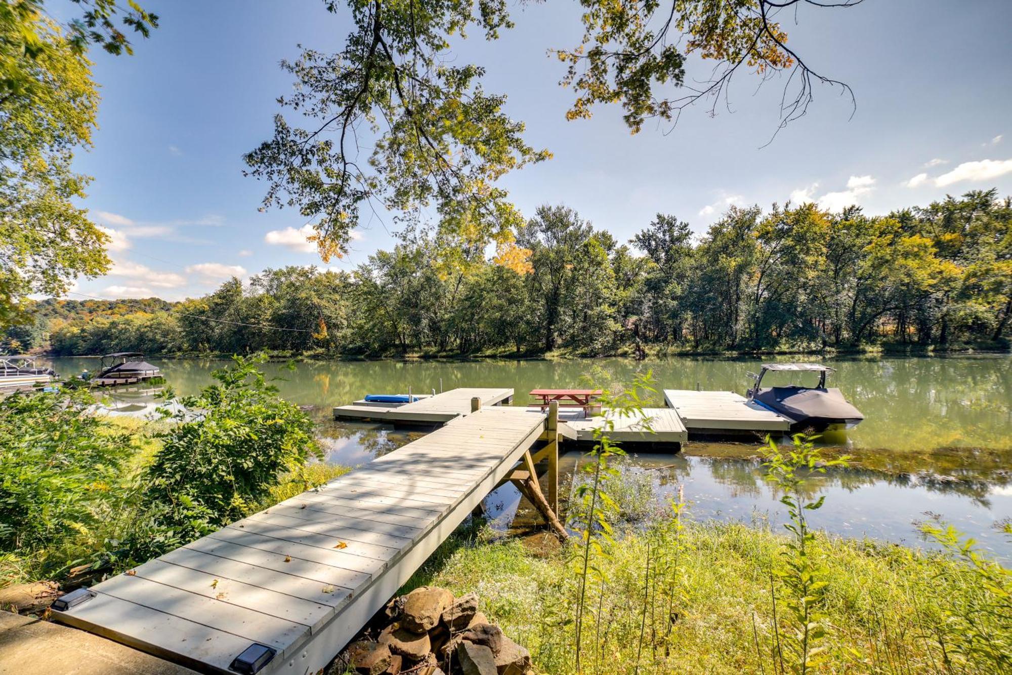 Waterfront Allegheny River Access, Dock Slip Holiday home Ford City